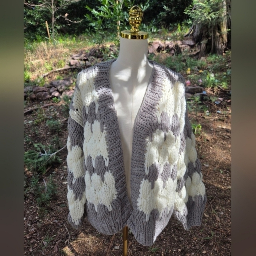 POL‎ Cozy Gray and Cream Chunky Cable Knit  Sweater